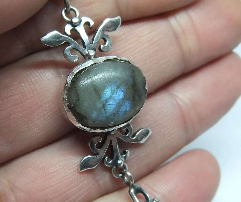 A MAJESTIC STERLING SILVER BRACELET SET WITH GENUINE CABOCHON LABRADORITE CENTERPIECE !! MUST SEE