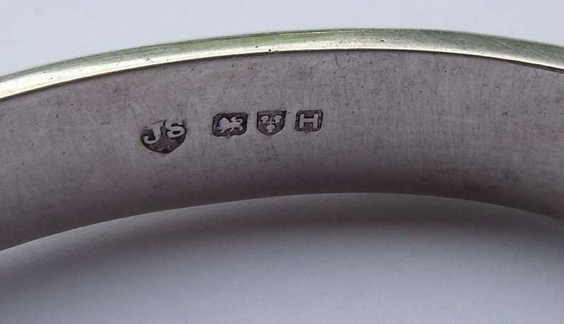WOW !! A HALLMARKED STERLING SILVER HINGED BANGLE WITH SAFETY CHAIN WITH ENGRAVED PATTERN !!