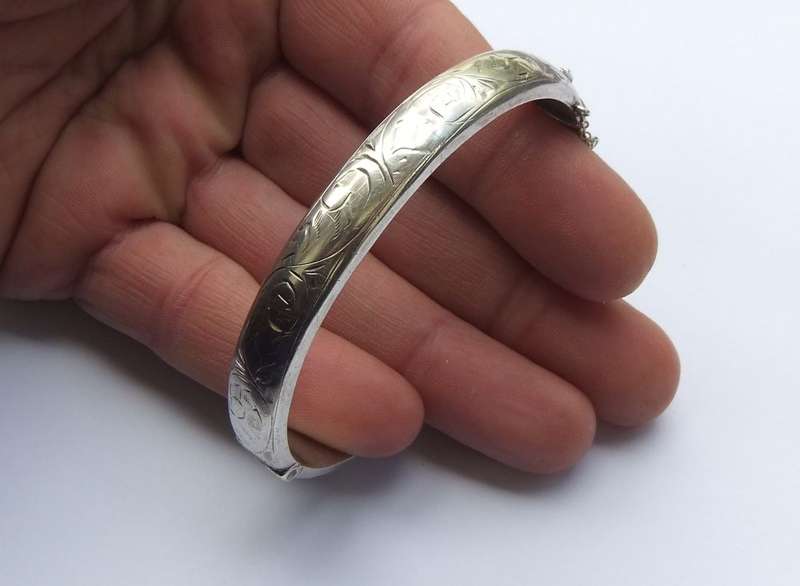 WOW !! A HALLMARKED STERLING SILVER HINGED BANGLE WITH SAFETY CHAIN WITH ENGRAVED PATTERN !!