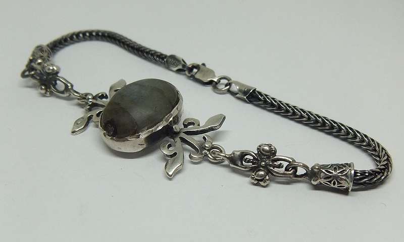 A MAJESTIC STERLING SILVER BRACELET SET WITH GENUINE CABOCHON LABRADORITE CENTERPIECE !! MUST SEE