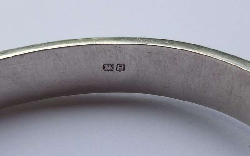 WOW !! A HALLMARKED STERLING SILVER HINGED BANGLE WITH SAFETY CHAIN WITH ENGRAVED PATTERN !!