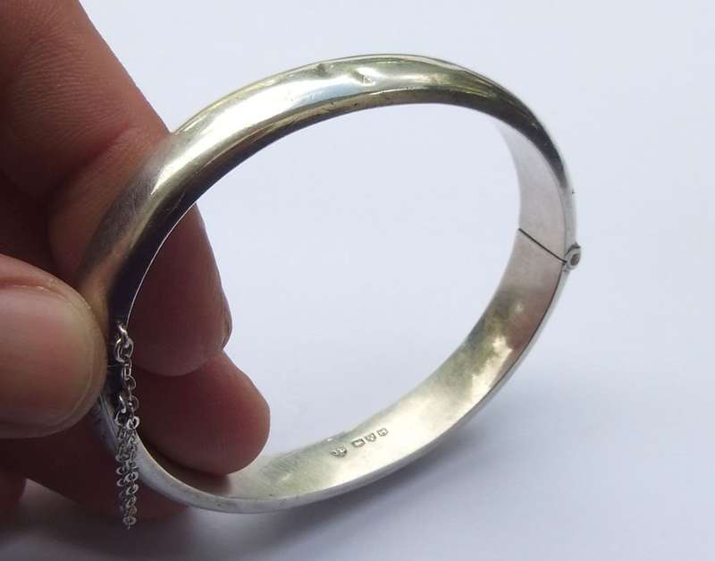 WOW !! A HALLMARKED STERLING SILVER HINGED BANGLE WITH SAFETY CHAIN WITH ENGRAVED PATTERN !!