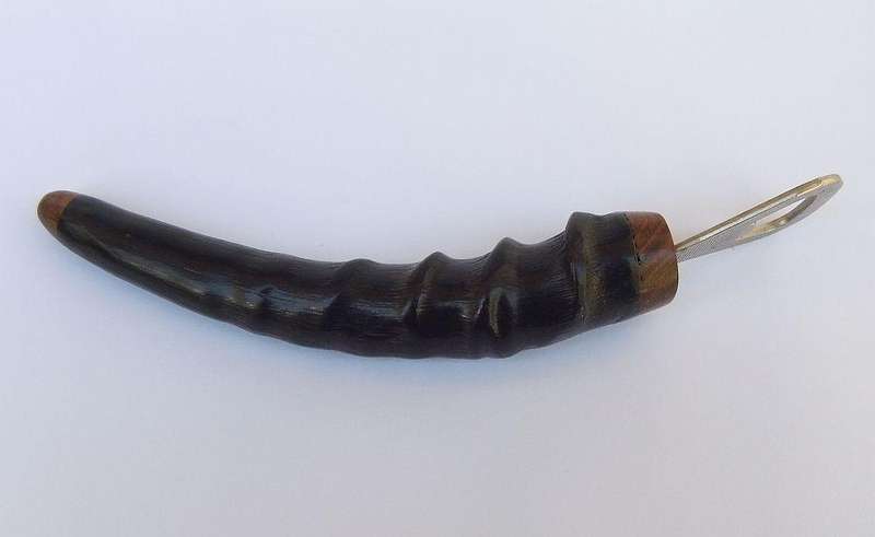 A UNIQUE VINTAGE GENUINE HORN AND WOOD BOTTLE OPENER - NEVER USED - CONVERSATION STARTER !!