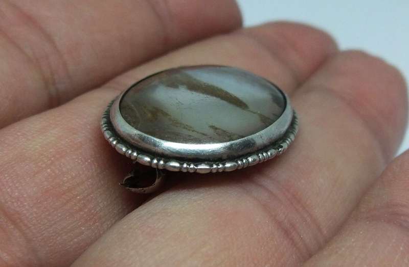 WOW !! A LOVELY OLD ART DECO PERIOD SILVER BROOCH WITH CABOCHON INSET !! MUST SEE !!