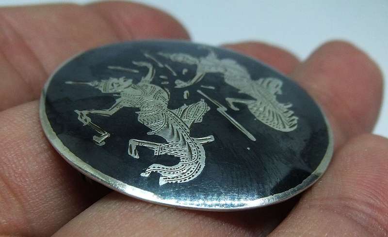 KYK HIER ! A VINTAGE STERLING SILVER NIELO BROOCH WITH HINDU GODDESS MOTIF MADE IN SIAM ( THAILAND )