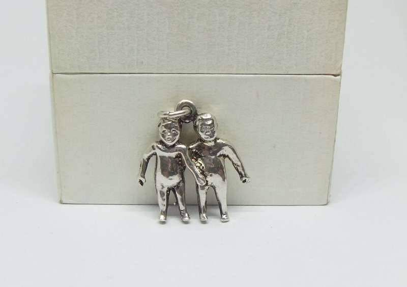 AN ADORABLE VINTAGE SOLID STERLING SILVER GEMINI / TWINS MOTIF PENDANT - NEVER WORN !!