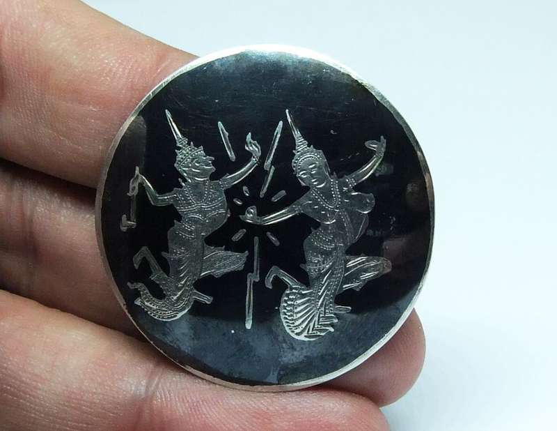 KYK HIER ! A VINTAGE STERLING SILVER NIELO BROOCH WITH HINDU GODDESS MOTIF MADE IN SIAM ( THAILAND )