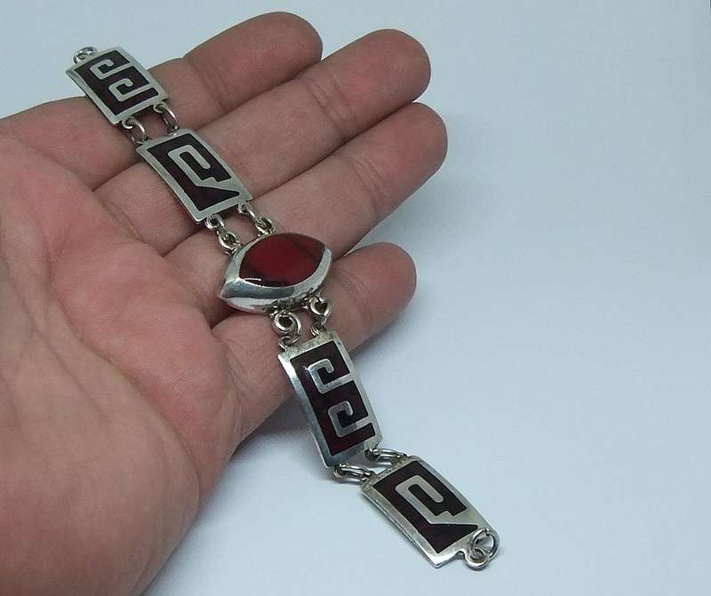 A STUNNING VINTAGE MEXICAN STERLING SILVER BRACELET WITH INLAID ENAMEL AND RED CENTREPIECE !! WOW !!