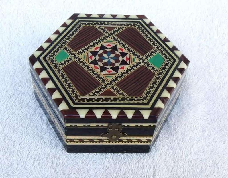 A BEAUTIFUL VINTAGE INLAID HAND MADE JEWELRY BOX MADE IN SPAIN WITH MIRROR INSIDE