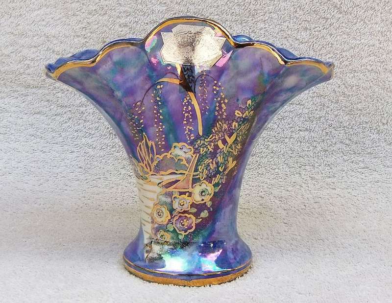 A RARE ART DECO VASE BY ARTHUR WOOD FROM THE ROYAL BRADWELL RANGE WITH ORIGINAL STICKER IN PLACE