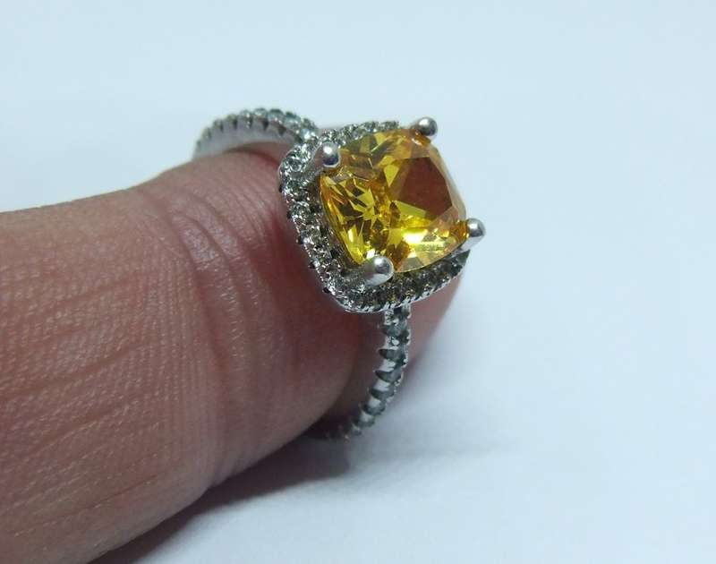 WOW !! AN ABSOLUTELY GORGEOUS AND PETITE SOLID STERLING SILVER RING WITH FACETED INSETS !!