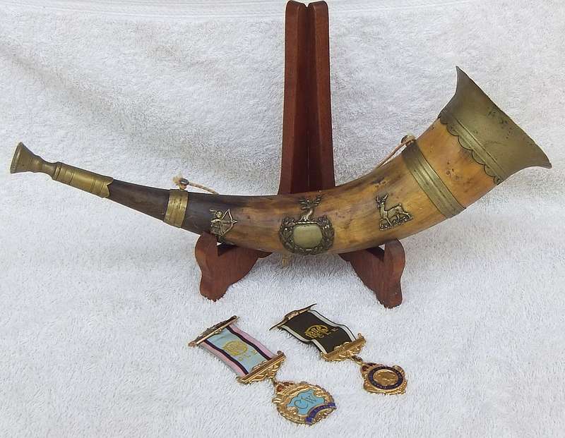 AN ANTIQUE SCOTTISH HUNTING HORN WITH TWO R.A.O.B MEDALLIONS ( ONE HALLMARKED SILVER )