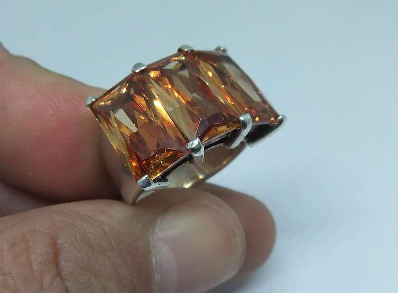 A BIG HEAVY SOLID STERLING SILVER RING SET WITH 3 LARGE FACETED ORANGE CZ STONES PLUS FREE GIFT BOX