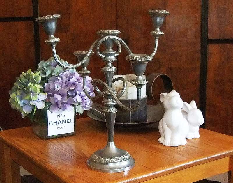 WOW !! A GORGEOUS EYE CATCHING VINTAGE SILVER PLATE METAL FOUR ARM CANDELABRA IN GREAT CONDITION !!