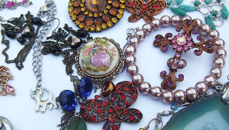 WOW !! A JOBLOT OF STUNNING COSTUME JEWELRY !! FREE COMBINING !! BID FOR THE LOT !!