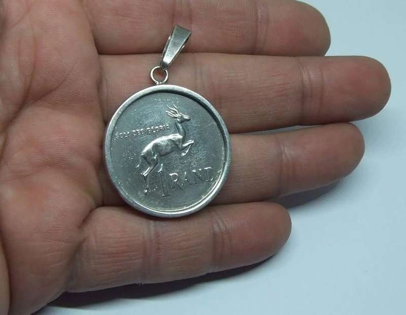 A VERY COOL WELL MADE VINTAGE 1981 ONE RAND COIN PENDANT SET IN A GENUINE STERLING SILVER FRAME