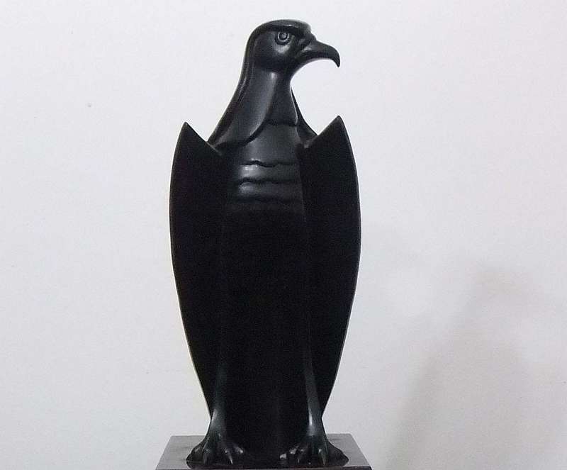 A  BEAUTIFUL VINTAGE SOLID BRONZE EAGLE STATUE ON WOODEN PLINTH DESIGNED BY JEAN DOYLE