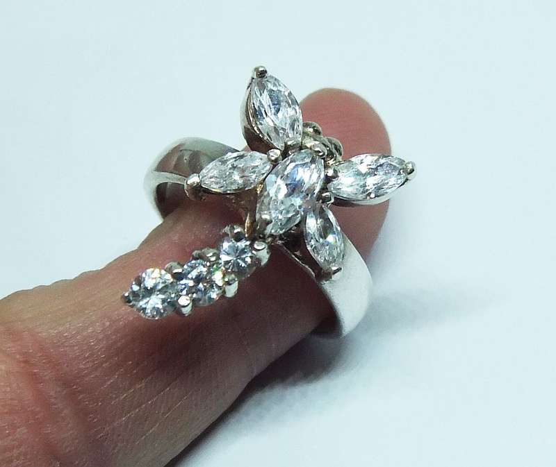 AN AWESOME SOLID STERLING SILVER DRAGONFLY RING WITH STUNNING FACETED CZ STONES PLUS GIFT BOX