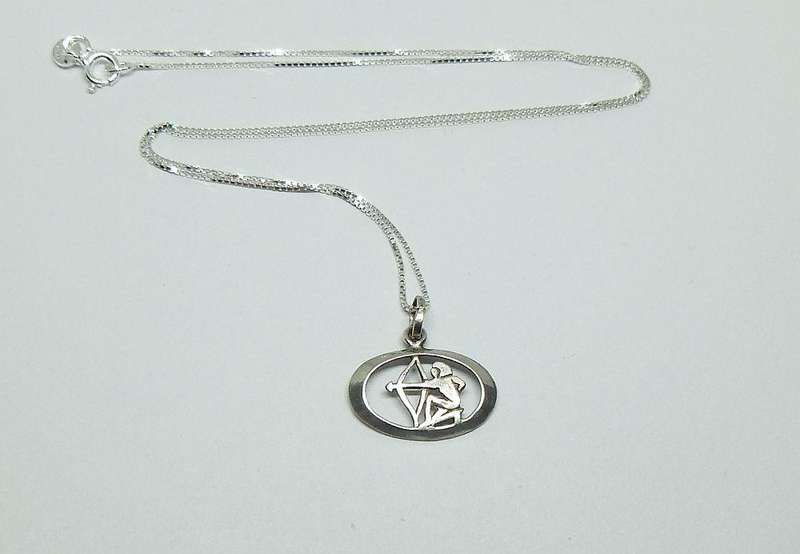 SWEET !! A VINTAGE STERLING SILVER SAGITTARIUS PENDANT WITH A 42 CM STERLING SILVER NECKLACE !!