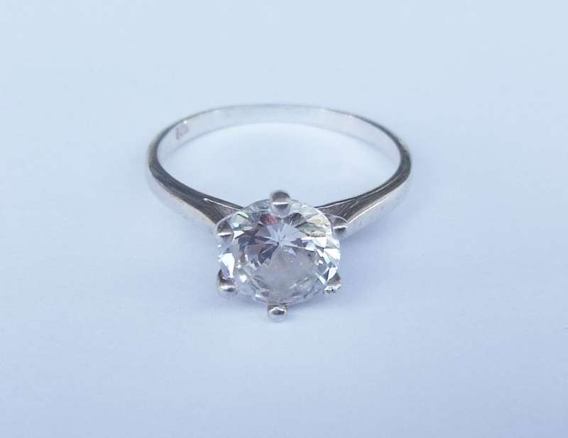 AN EXQUISITE SOLID STERLING SILVER ENGAGEMENT RING SET WITH AN EYE CATCHING FACETED CZ STONE !!
