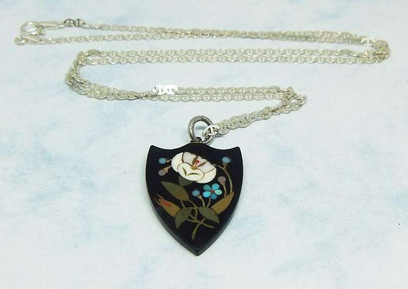 A GOOD QUALITY BRAND NEW STERLING SILVER NECKLACE WITH A RARE ANTIQUE PIETRA DURA PENDANT
