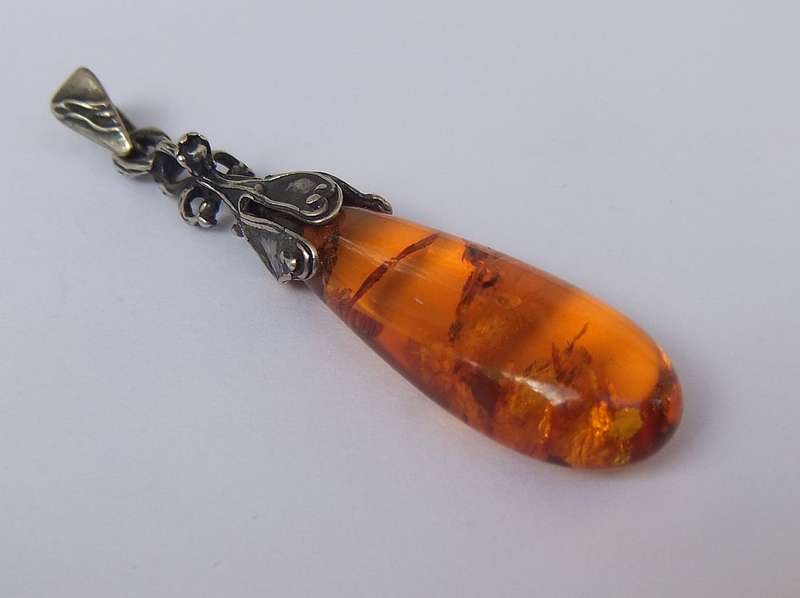 WOW !! A BEAUTIFUL VINTAGE GENUINE STERLING SILVER AND BALTIC AMBER PENDANT !! ART NOUVEAU STYLE !!
