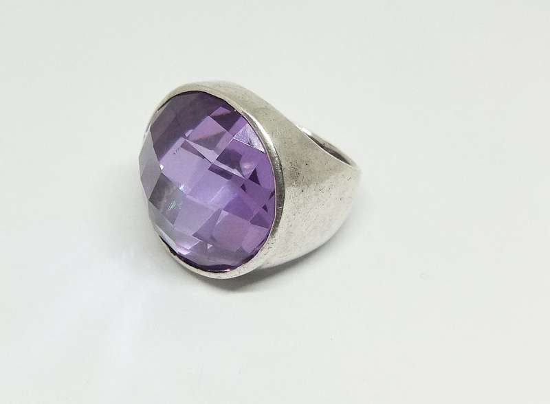 WOW !! A GORGEOUS SOLID STERLING SILVER RING WITH AN EYE CATCHING FACETED PURPLE INSET !! MUST SEE !