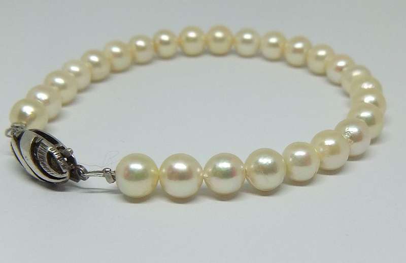 ONE OF A KIND !! A CLASSY ARTISAN MADE REAL PEARL BRACELET WITH VINTAGE GENUINE SILVER CLASP !!