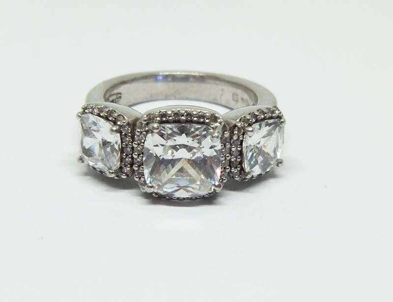 A GORGEOUS SOLID STERLING SILVER DESIGNER RING WITH FACETED INSETS BY TI SENTO- VALUE OVER 120 EURO
