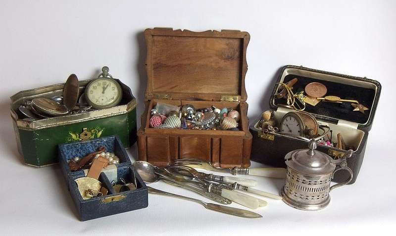 A COOL LOT OF VINTAGE BITS AND BOBS INCLUDING TEASPOONS , JEWELRY , BEADS , WATCHES AND MORE !!