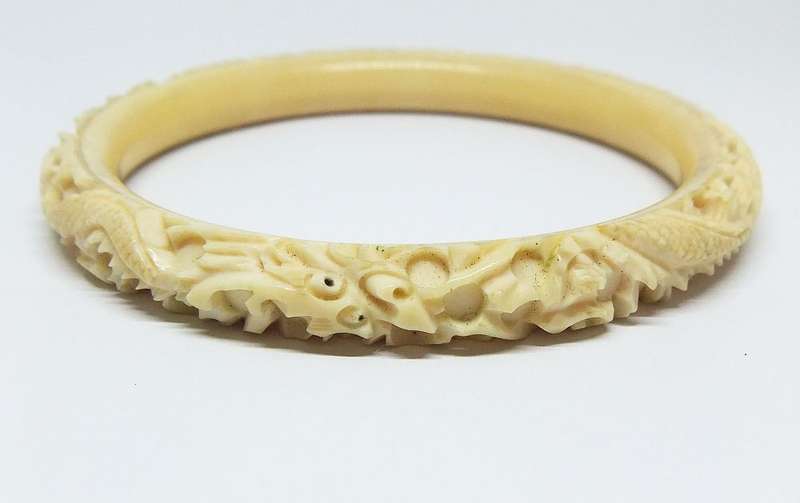 A STUNNING 1920`S CHINESE CARVED BONE BANGLE WITH INTRICATE DRAGON DESIGN !! EXCELLENT CONDITION !!