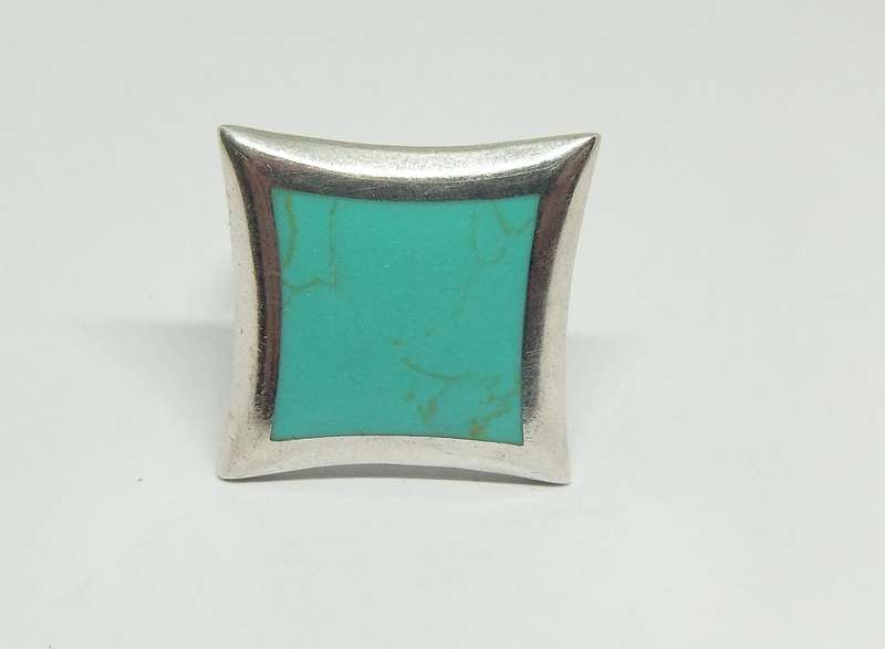 A SUPERB LARGE SOLID STERLING SILVER RING WITH A TURQUOISE COLOUR INSET PLUS FREE GIFT BOX !!