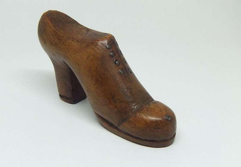 AN ANTIQUE DETAILED HAND CARVED WOODEN BOOT / SHOE - POSSIBLY A P.O.W RELATED ITEM
