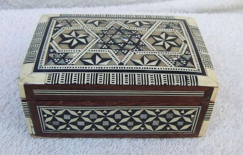 AN OLD MOTHER OF PEARL AND BONE INLAID WOODEN TRINKET BOX