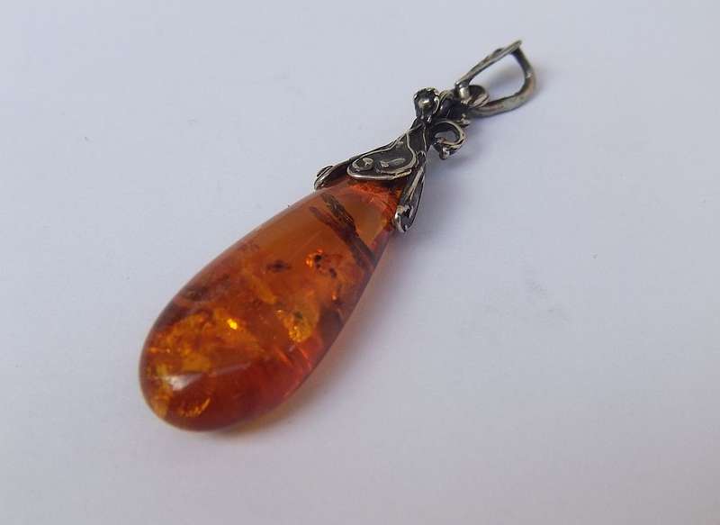 WOW !! A BEAUTIFUL VINTAGE GENUINE STERLING SILVER AND BALTIC AMBER PENDANT !! ART NOUVEAU STYLE !!
