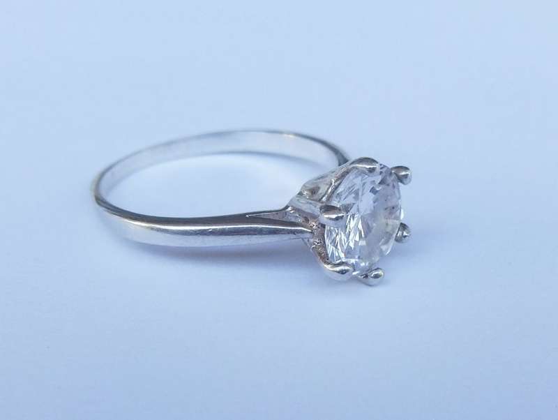 AN EXQUISITE SOLID STERLING SILVER ENGAGEMENT RING SET WITH AN EYE CATCHING FACETED CZ STONE !!