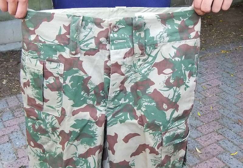 A VINTAGE 1984 SOUTH AFRICAN POLICE COMBAT TROUSERS IN EXCELLENT CONDITION - NO SIGNS OF USE