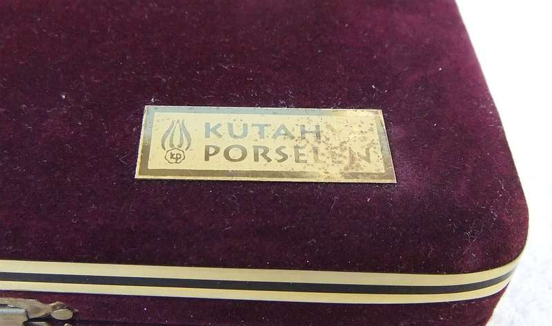 RARE FIND IN SA !! A HIGH CLASS VINTAGE KUTAHYA PORCELAIN PLATE IN ORIGINAL CASE !! WOW