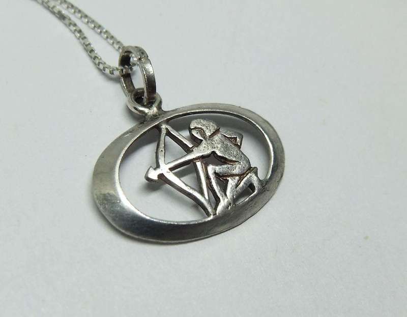 SWEET !! A VINTAGE STERLING SILVER SAGITTARIUS PENDANT WITH A 42 CM STERLING SILVER NECKLACE !!