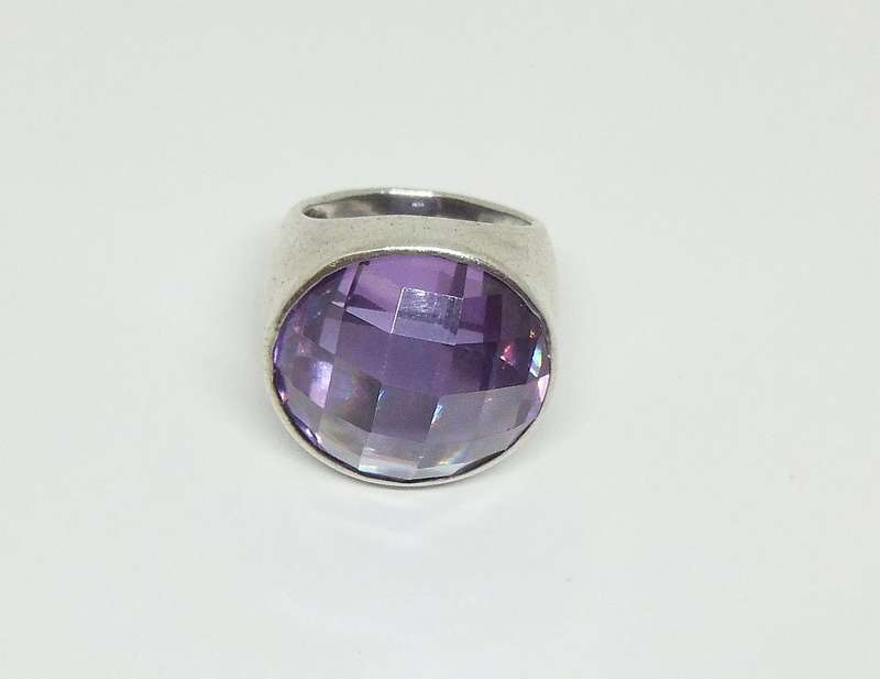 WOW !! A GORGEOUS SOLID STERLING SILVER RING WITH AN EYE CATCHING FACETED PURPLE INSET !! MUST SEE !