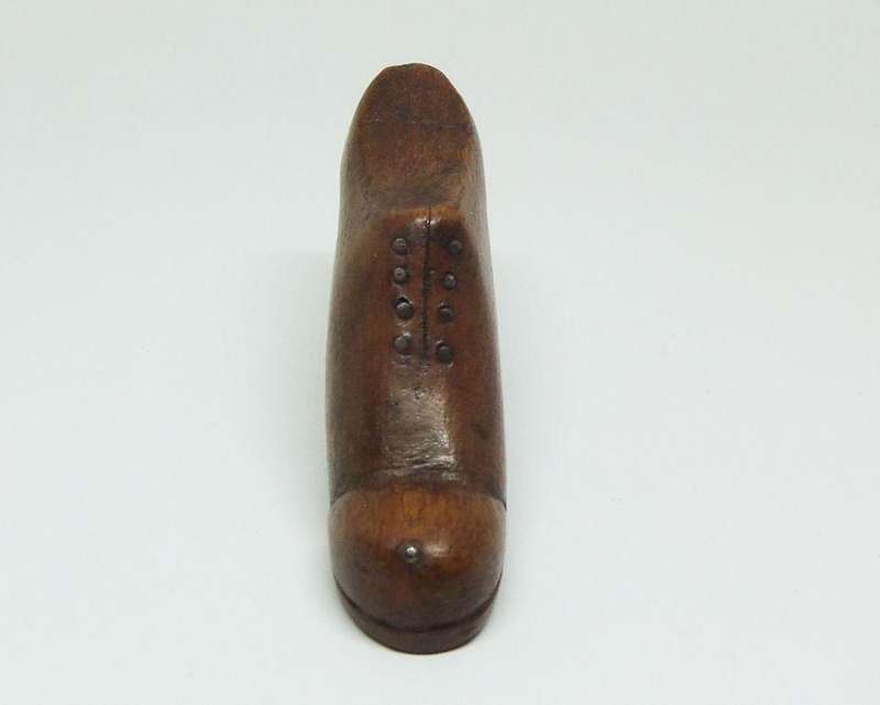 AN ANTIQUE DETAILED HAND CARVED WOODEN BOOT / SHOE - POSSIBLY A P.O.W RELATED ITEM
