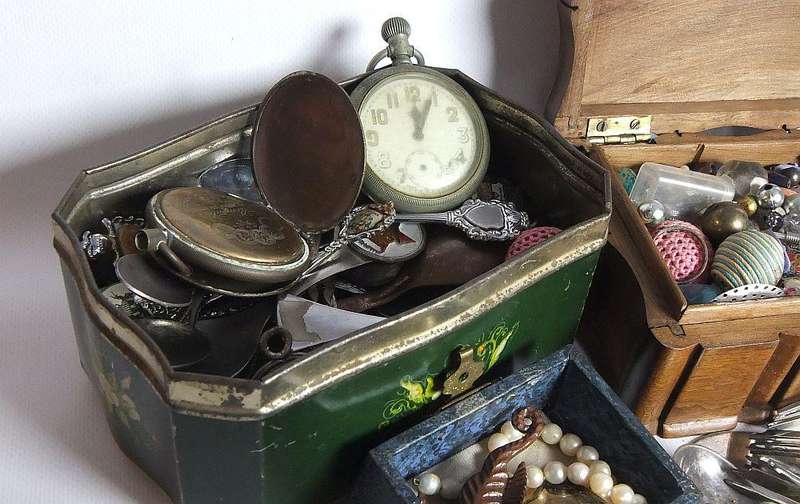 A COOL LOT OF VINTAGE BITS AND BOBS INCLUDING TEASPOONS , JEWELRY , BEADS , WATCHES AND MORE !!