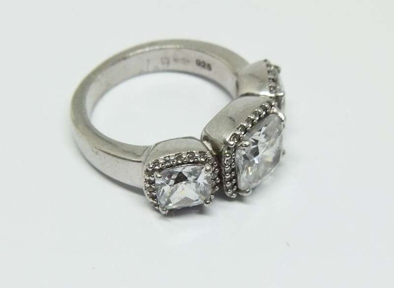 A GORGEOUS SOLID STERLING SILVER DESIGNER RING WITH FACETED INSETS BY TI SENTO- VALUE OVER 120 EURO