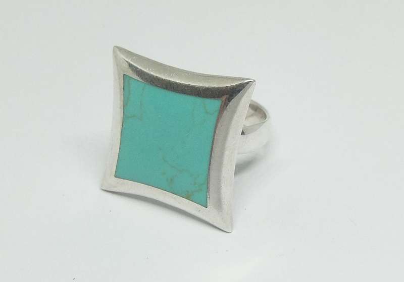 A SUPERB LARGE SOLID STERLING SILVER RING WITH A TURQUOISE COLOUR INSET PLUS FREE GIFT BOX !!