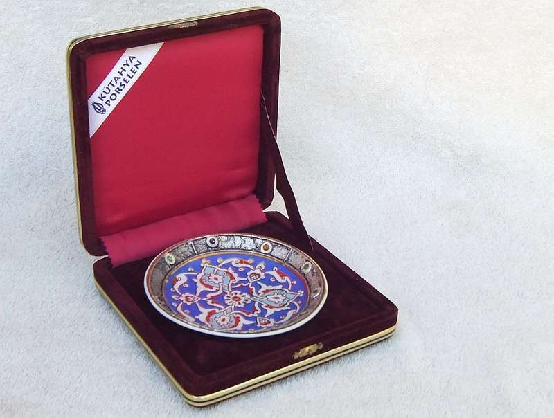 RARE FIND IN SA !! A HIGH CLASS VINTAGE KUTAHYA PORCELAIN PLATE IN ORIGINAL CASE !! WOW