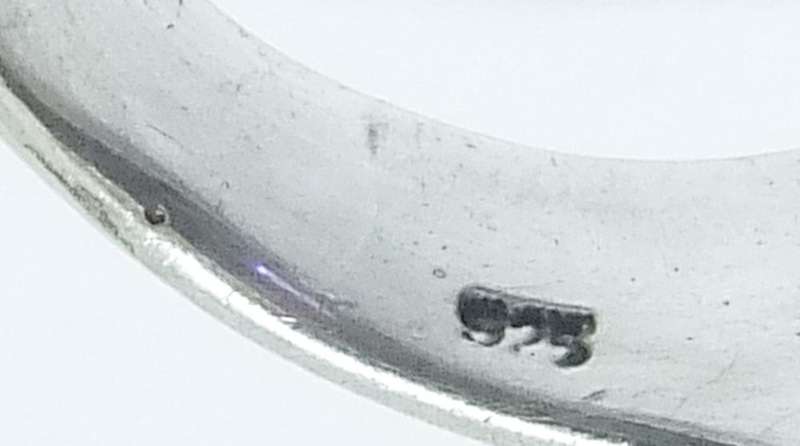 WOW !! A GORGEOUS SOLID STERLING SILVER RING WITH AN EYE CATCHING FACETED PURPLE INSET !! MUST SEE !
