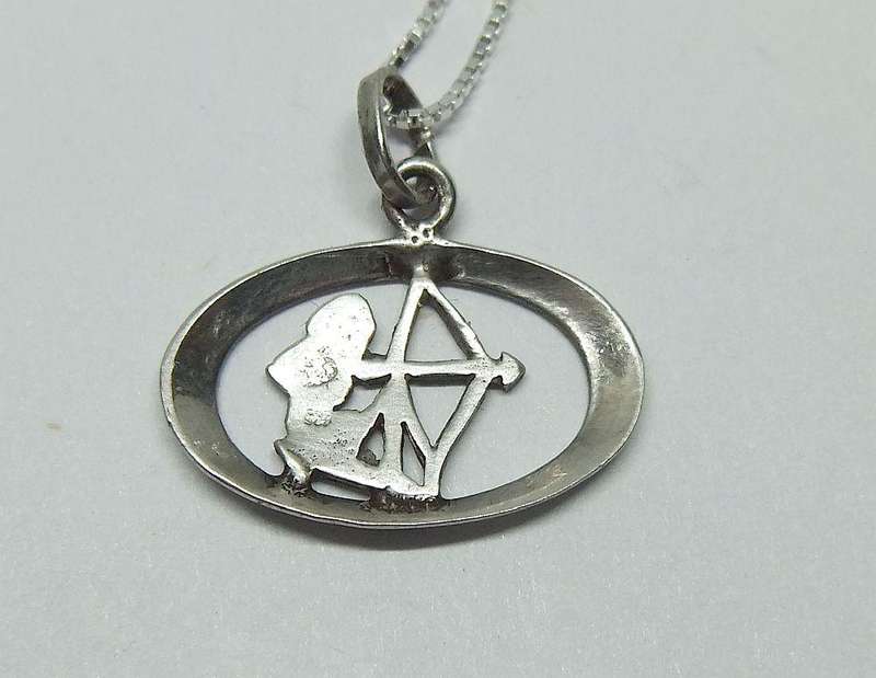 SWEET !! A VINTAGE STERLING SILVER SAGITTARIUS PENDANT WITH A 42 CM STERLING SILVER NECKLACE !!