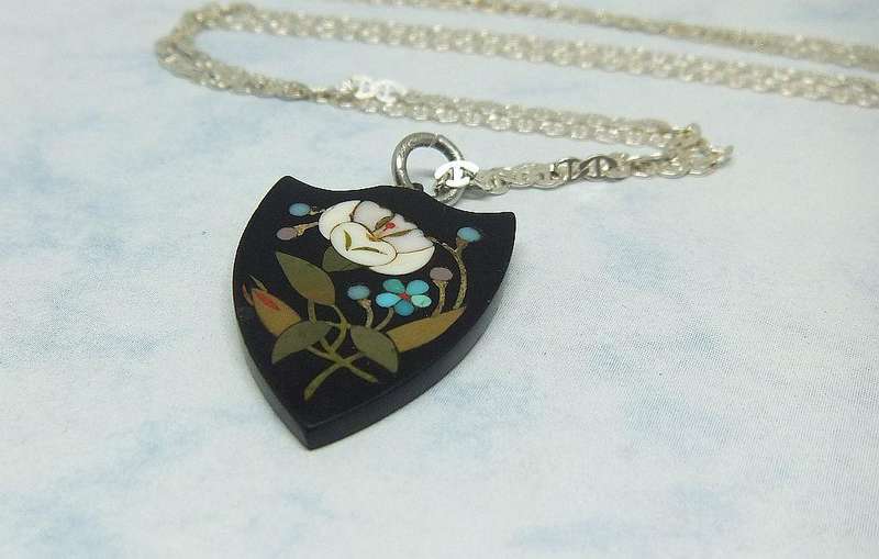 A GOOD QUALITY BRAND NEW STERLING SILVER NECKLACE WITH A RARE ANTIQUE PIETRA DURA PENDANT