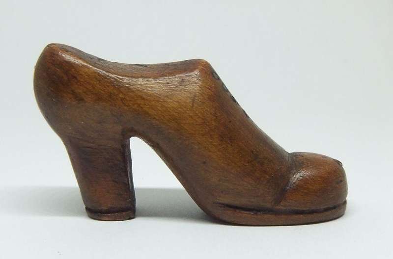 AN ANTIQUE DETAILED HAND CARVED WOODEN BOOT / SHOE - POSSIBLY A P.O.W RELATED ITEM