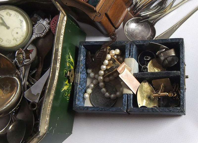 A COOL LOT OF VINTAGE BITS AND BOBS INCLUDING TEASPOONS , JEWELRY , BEADS , WATCHES AND MORE !!